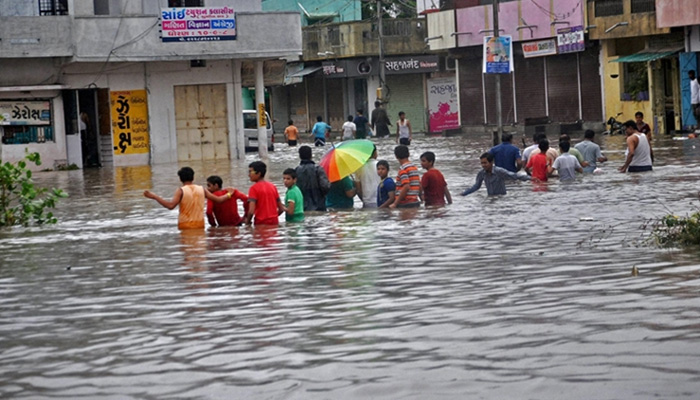 heavyrainandfloodscontinuetoaffectnormallifeingujaratandkerala