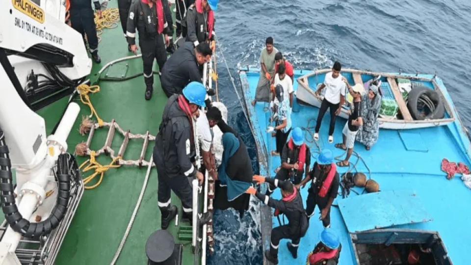 Seventeen stranded fishermen rescued off Kozhikode coast, Keralam