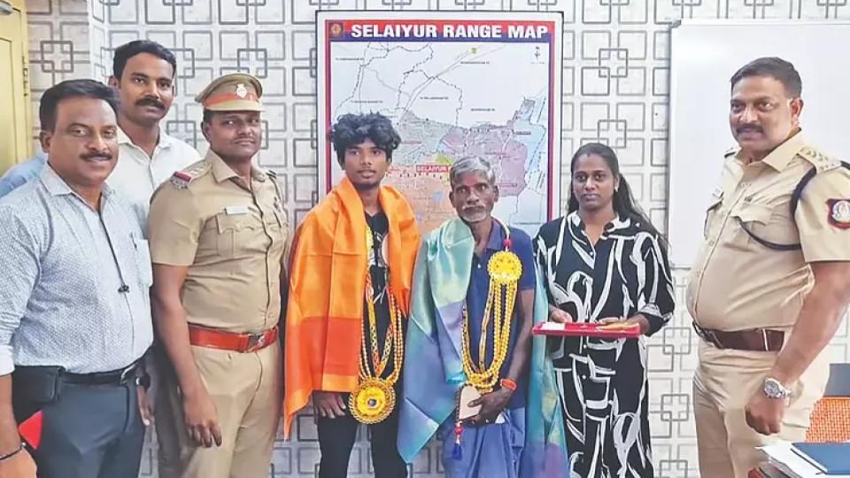 Cops Honour Labourer Who Returned Bag With Gold Jewels Found on Road In Chennai