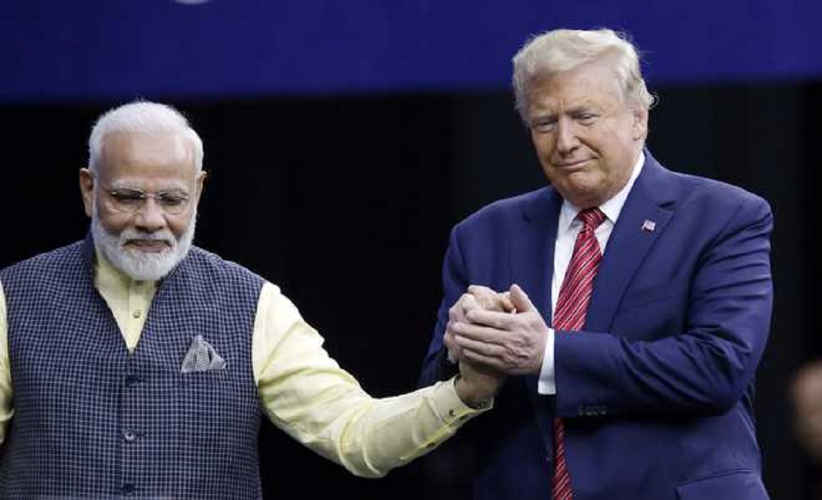 trumpmodiembarkon22kmlongroadshowinahmedabad