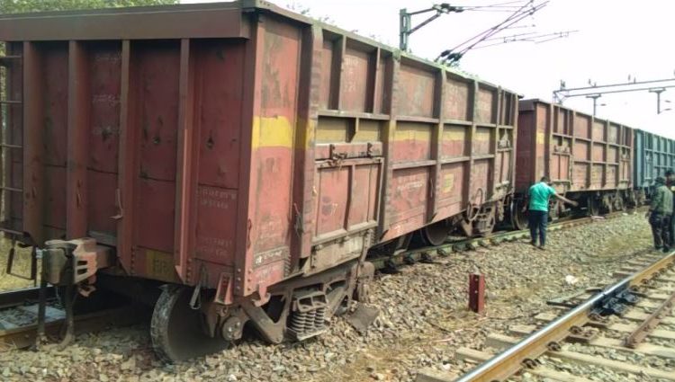 goodstrainderailsinboddavarayardinandhrapradesh