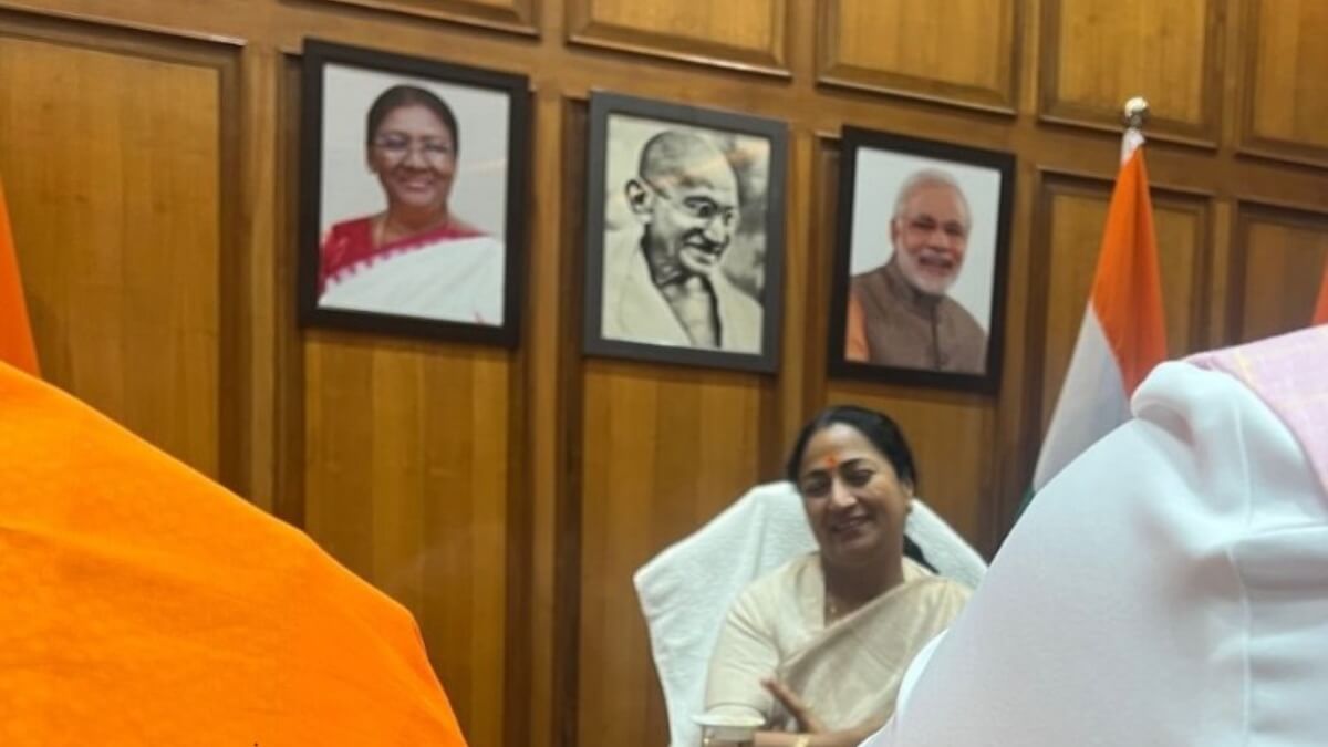 bjpremovedpicsofambedkarbhagatsinghfromchiefministersofficeclaimsaap