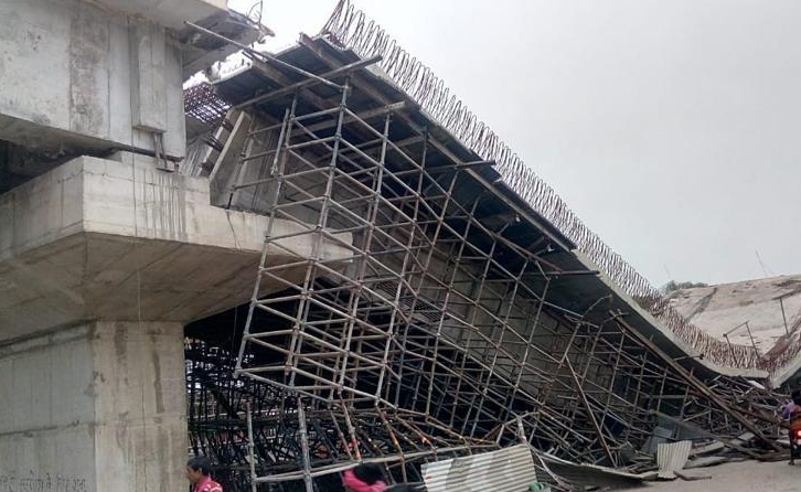 atleastfourpeopleinjuredafterlintelflyovercollapsesinuttarpradesh’sbasti