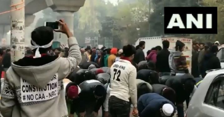 protectedbyhumanchainjamiamilliaislamiastudentsoffernamazoutsidevarsitygates