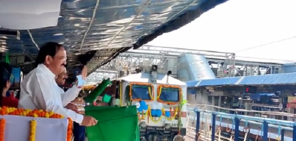 vicepresidentvenkaiahnaiduflagsofarakutrainatvisakhapatnam