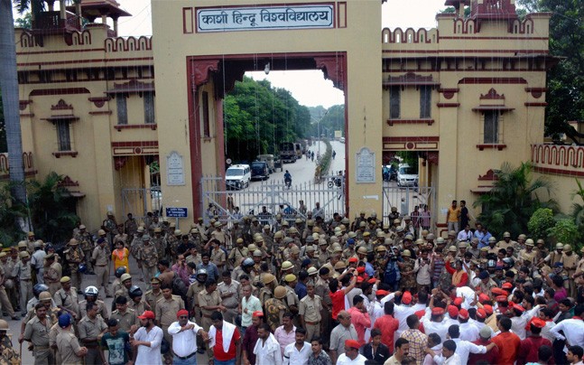 bhuviolence:varanasiadminblamesuniversityforunrest;vcsaysitwaseveteasingnotmolestation