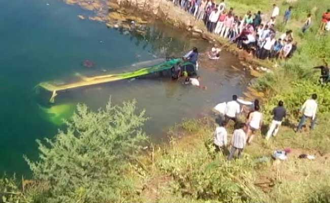 13killed17othersinjuredasbusfallsinwaterpitinmadhyapradeshsratlam