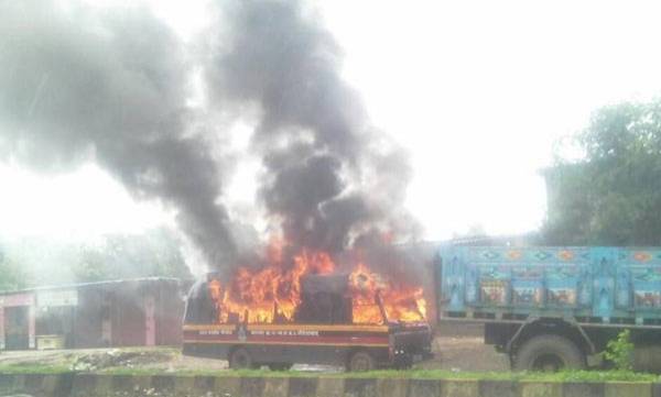 farmerstorchpolicevehiclesdisrupttrafficoverlandforairportnearmumbai