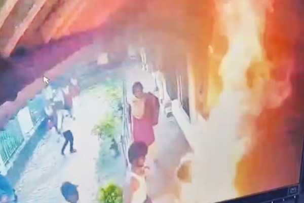odisha:collegegirlsetsherselfonfireoversexualharassmentbyprofessor