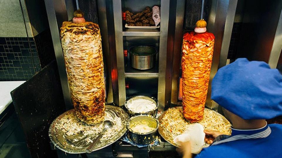 mandiesaftereatingshawarmaatstallinmumbaivendorsheld