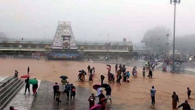 pilgrimsstrandedasheavyrainfloodstempletowntirupati