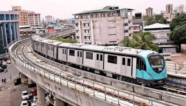 railwayandmetrosuspendoperationsinfloodhitkerala