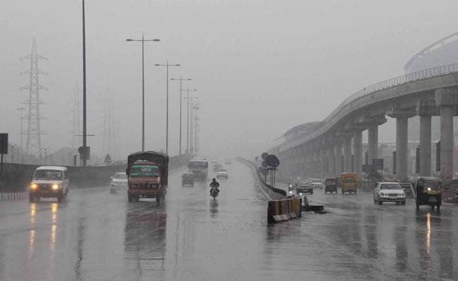 delhirecordslightrainsearlymorningtoday