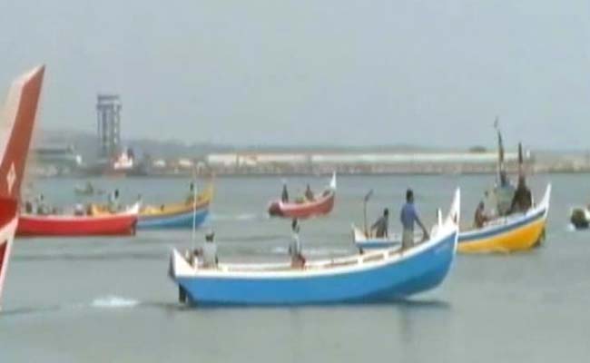 srilankannavyarrestseightindianfishermen