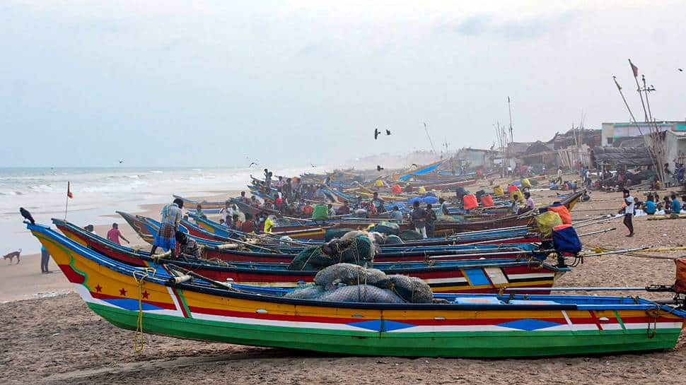 slnavyapprehendsindianfishermen