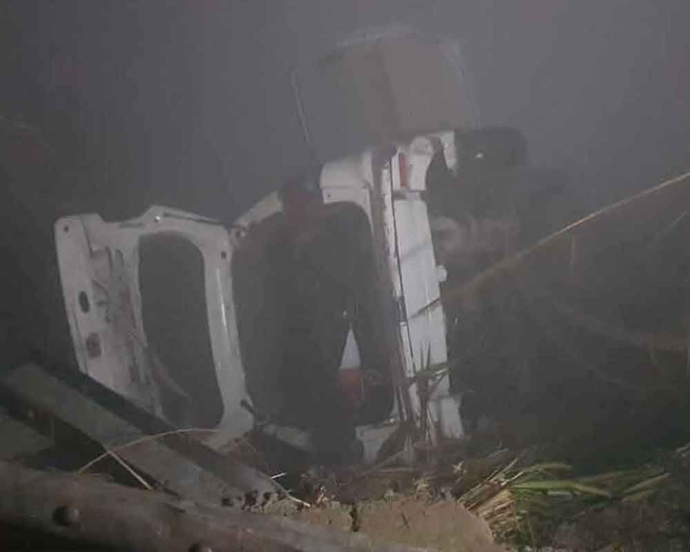 6killedascarfallsintocanalingreaternoida