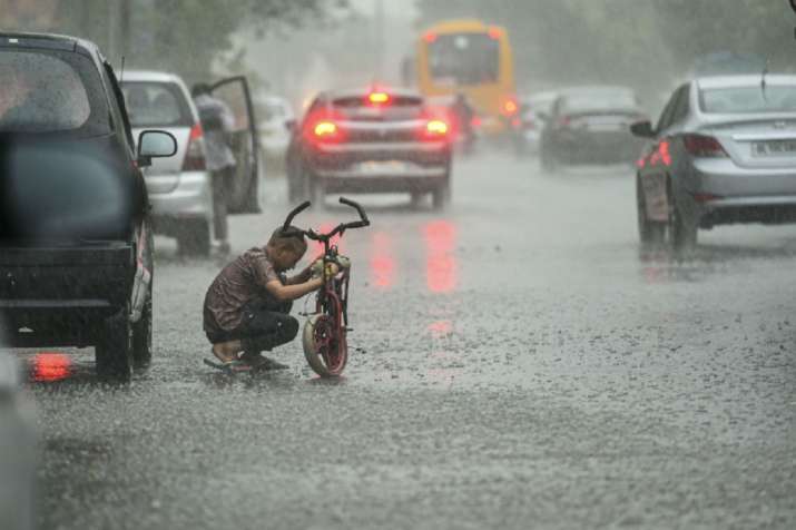 moderatetoheavyrainfalllashesmanypartsofdelhi