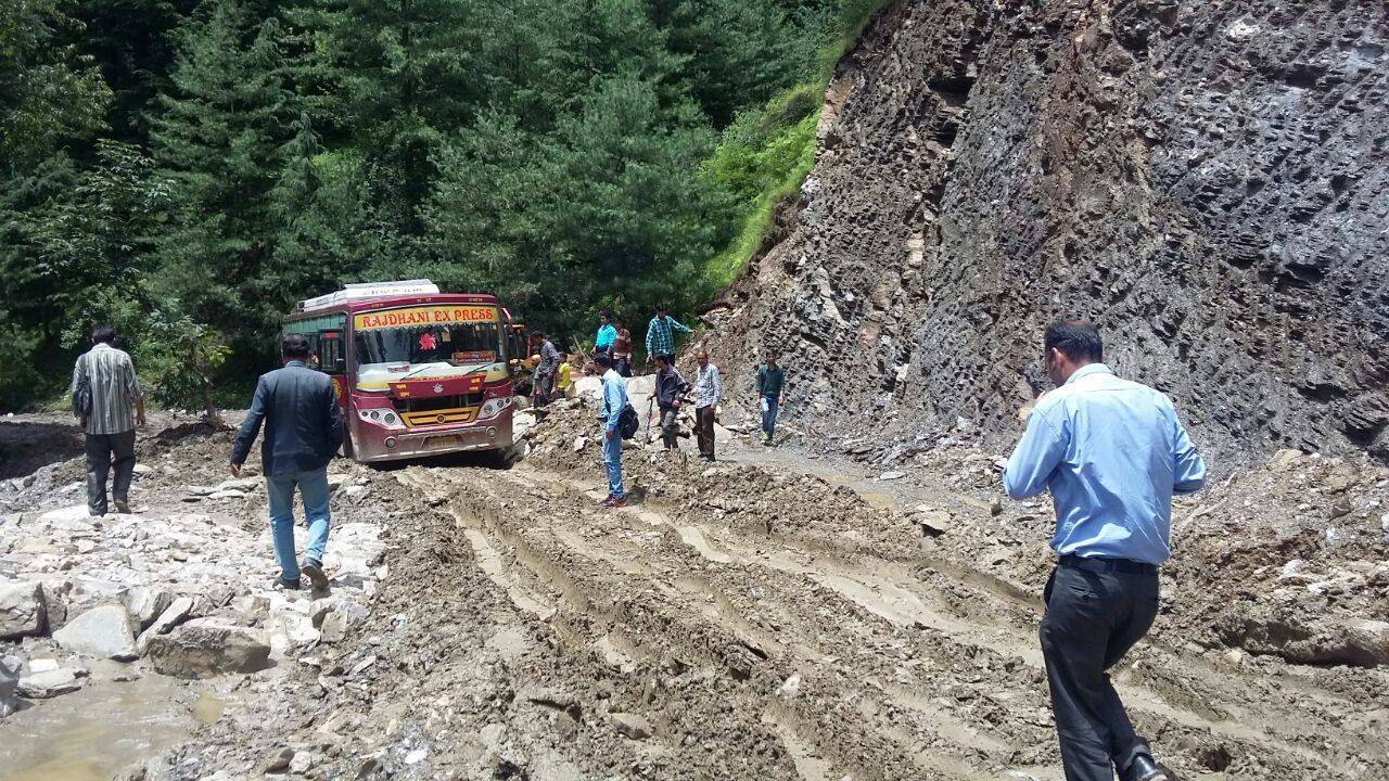 shimlarohruroadclosedafterlandslides