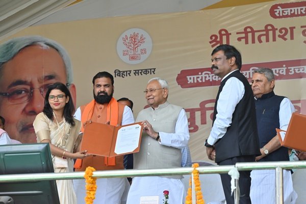 cmnitishkumardistributesappointmentletterstoover51000newlyrecruitedteachers