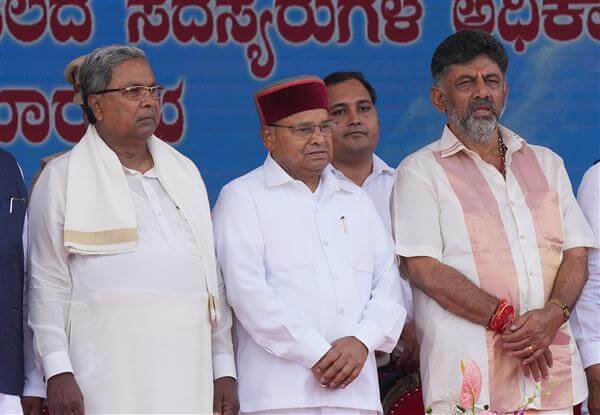 karnatakacmsiddaramaiahholdsfirstcabinetmeeting