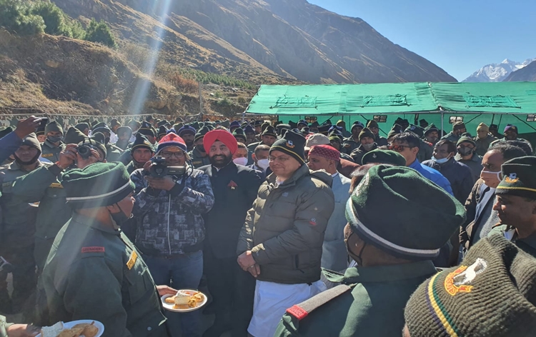 uttarakhandgovernorcmcelebratediwaliwithsoldiersinchamoli