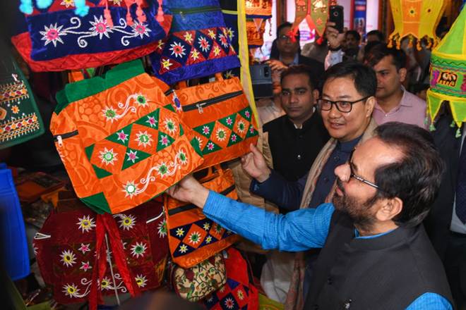 mukhtarabbasnaqviinaugurates‘hunarhaat’attradefairindelhi