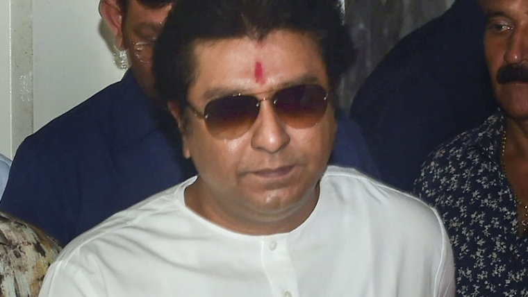 rajthackerayreachesedofficewithfamily