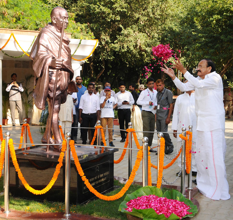 venkaiahnaiduunveils18metretallbronzegandhistatueatrajghat