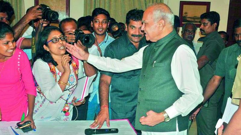 tngovernorbanwarilalpurohitpattedthecheekofawomanjournalistwithoutherconsentsayjournalist