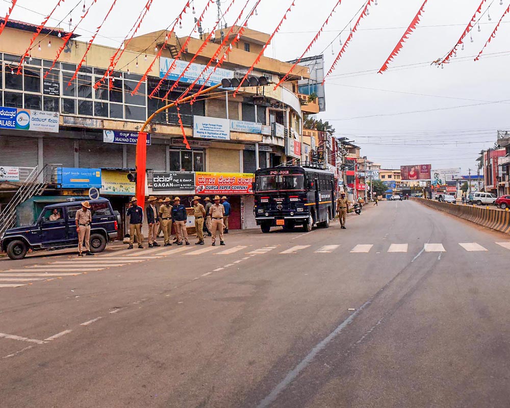 karnatakabandh:passengersfaceharrowingtimeduetocancellationofflightsbusservices