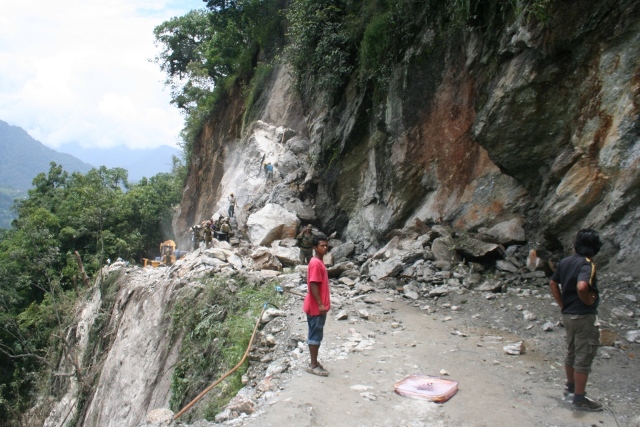 truckblastonnationalhighway10tosikkim