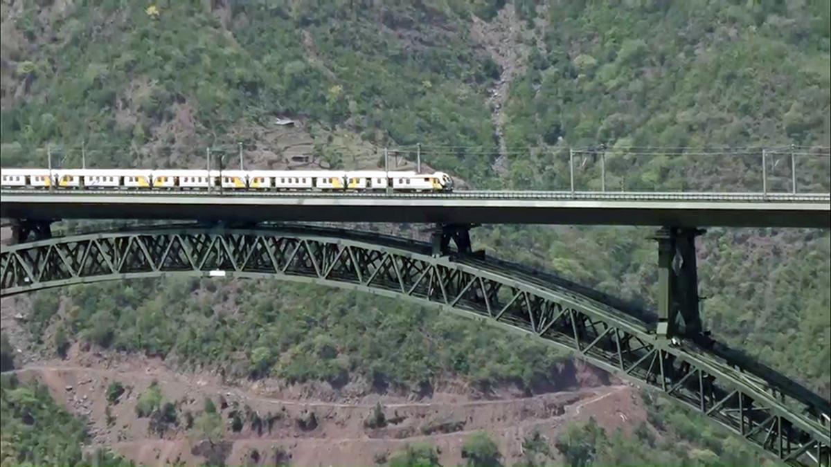 indianrailwaysconductssuccessfultrialrunofmemutrainonchenabbridgeinjk