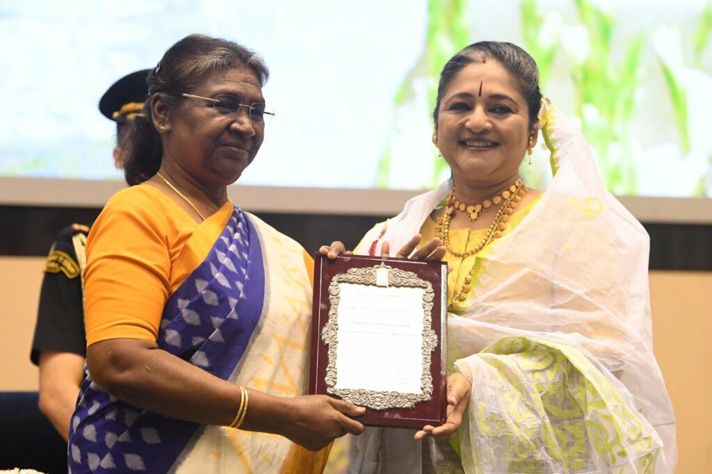 presidentdroupadimurmupresentssangeetnatakakademifellowshipsakademiawardsinnewdelhi