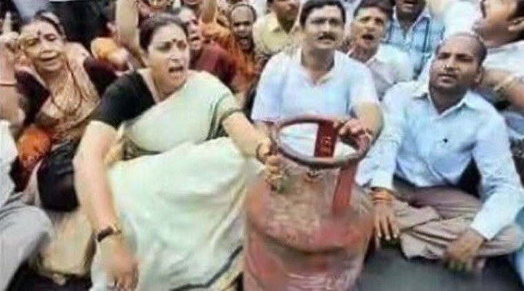 withthrowbackpicofsmritiiranirahulgandhitakesdigatbjpoverlpgpricehike