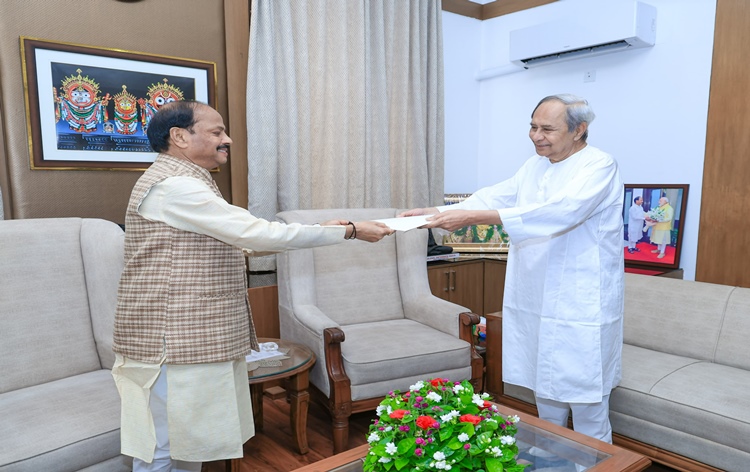 odishacmnaveenpatnaiktendershisresignationtogovernorraghubardas