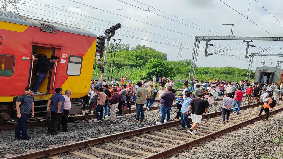 doubledeckertraincoachesseparatenearsuratnocasualties