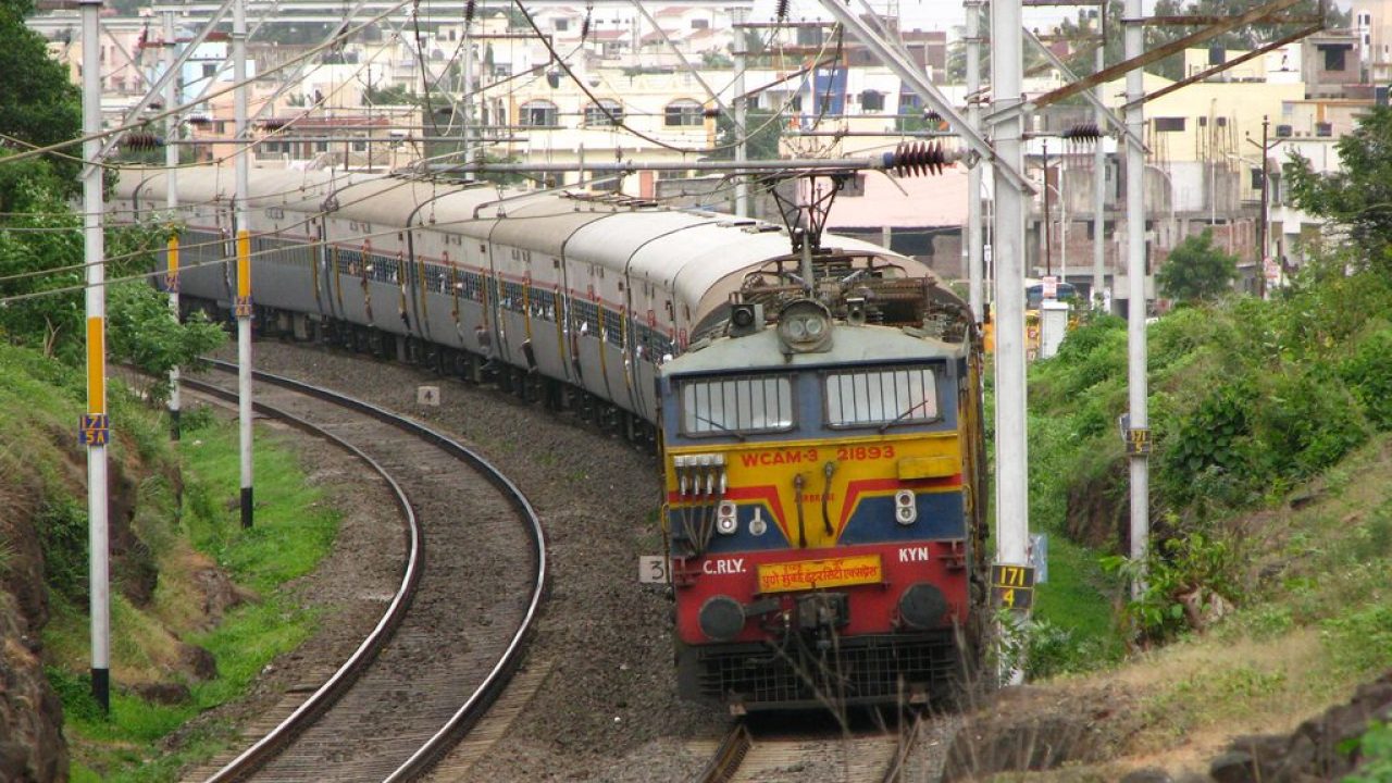 cyclonefani:89trainscancelled3specialsputinservicetoevacuatetourists