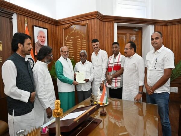 champaisorenresignsaschiefministerofjharkhand