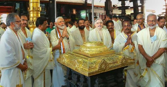 pmmodiperformspujadarshanatguruvayurtemple