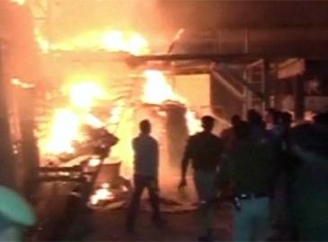 8injuredasfireengulfsglassfactory