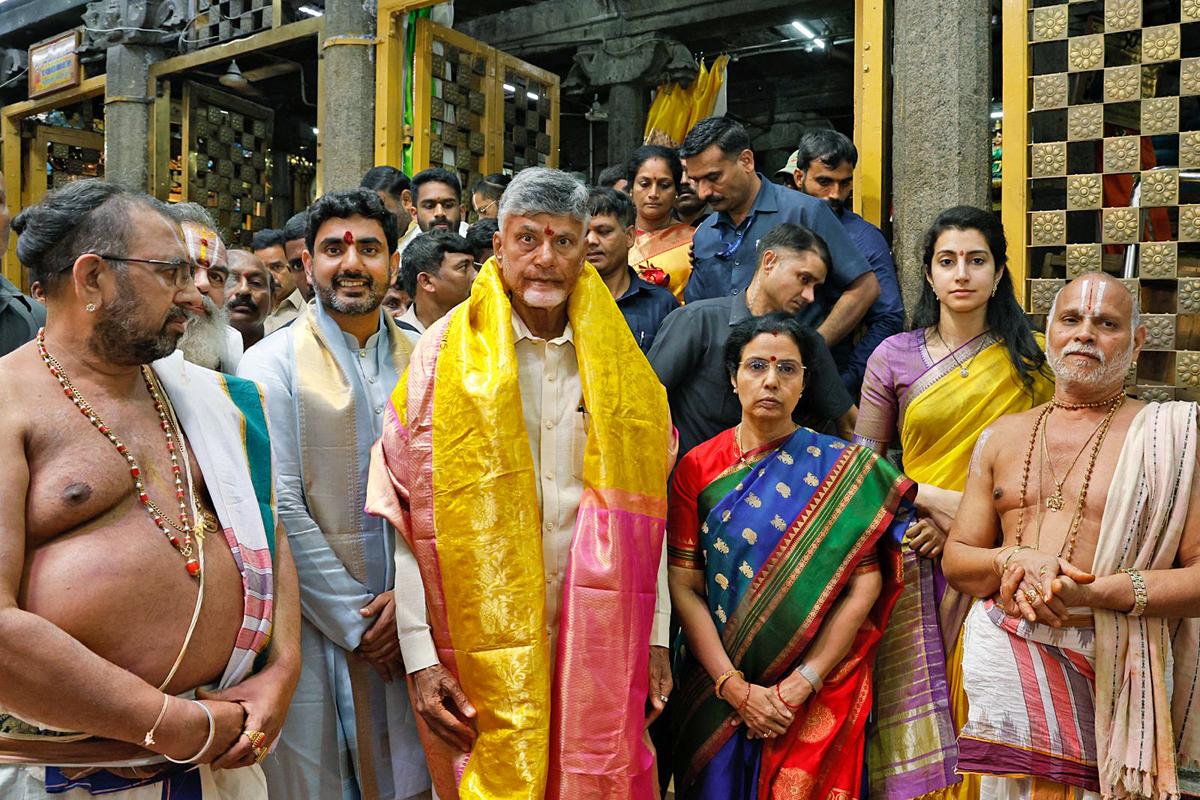 andhrapradeshcmchandrababunaiduvisitstirupatitemplewithfamily