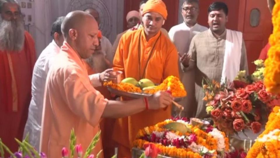 upcmyogiadityanathoffersprayerswishespeopleonoccasionofgurupurnima