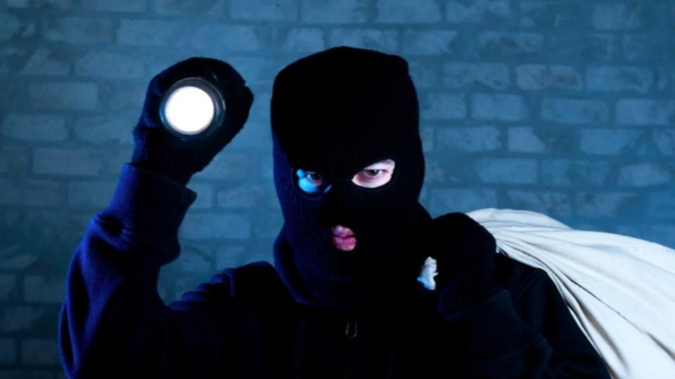 Burglar Bows to Lord Venkateswara before Stealing Cash from Shop in AP