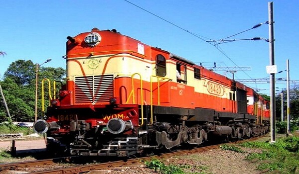 suspectedmaoistsfireontraininjharkhand