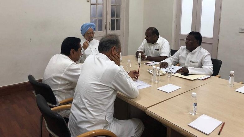 manmohansinghholdsdiscussionwithcmsofcongressruledstates