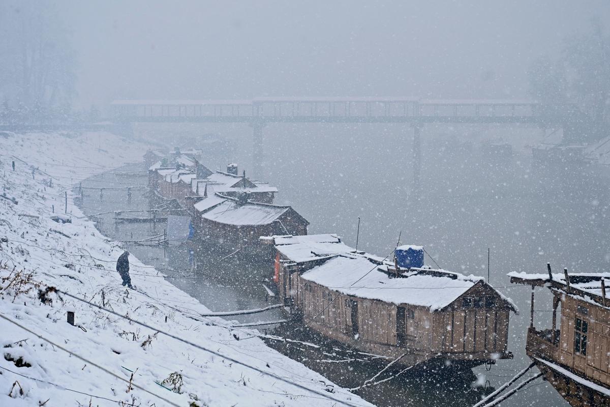 freshsnowfallinkashmirflightsatsrinagarairportaffected