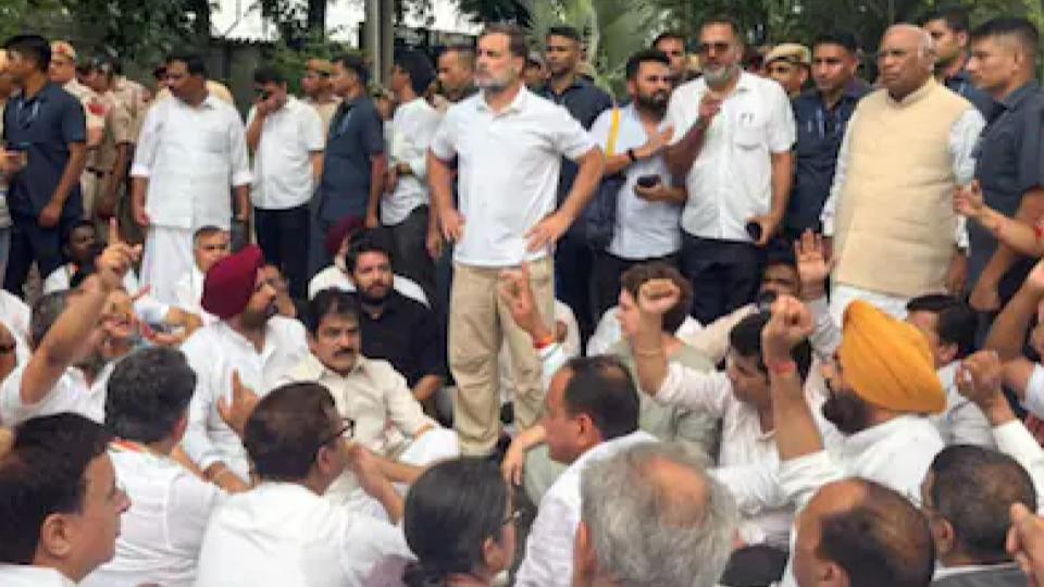 Rahul, Priyanka Meet Injured Students, Woman on Ventilator at RML