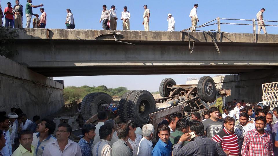 gujarat:atleast30ofmarriagepartykilledastruckfallsoffbridge