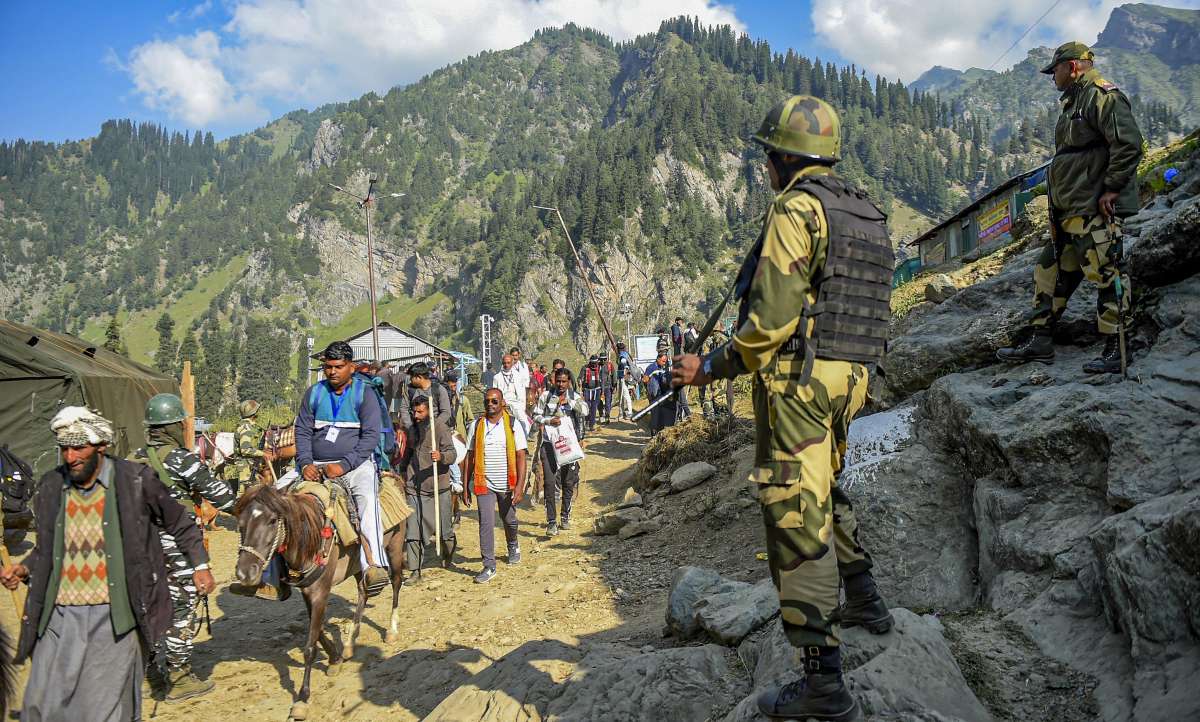 32ndbatchofover1100amarnathpilgrimsleavejammuforcaveshrine