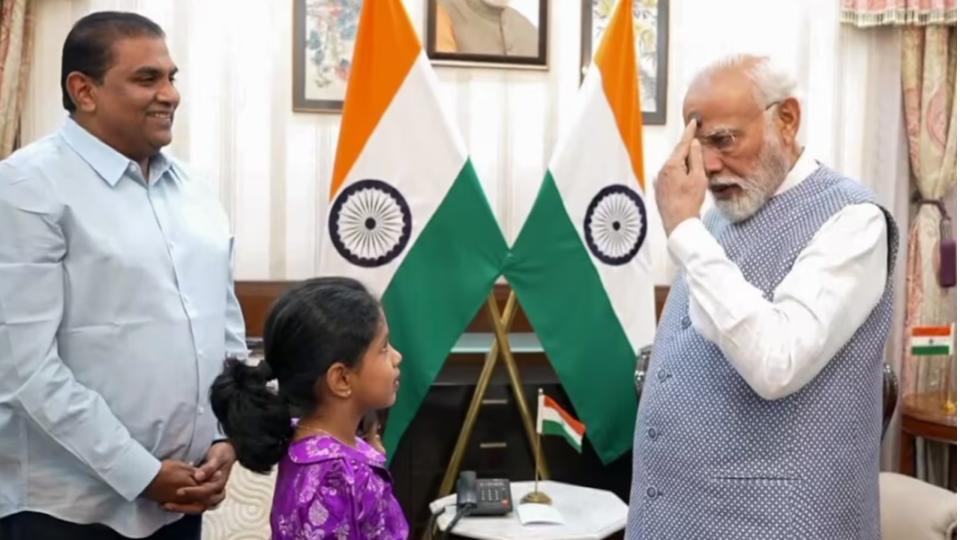 pmnarendramoditriescointrickduringinteractionwithchildren